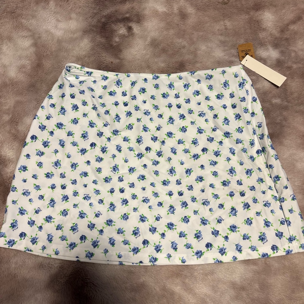 NWT Floral Mini Skirt White Blue Rose Print Y2K Cottagecore Style
(1006)